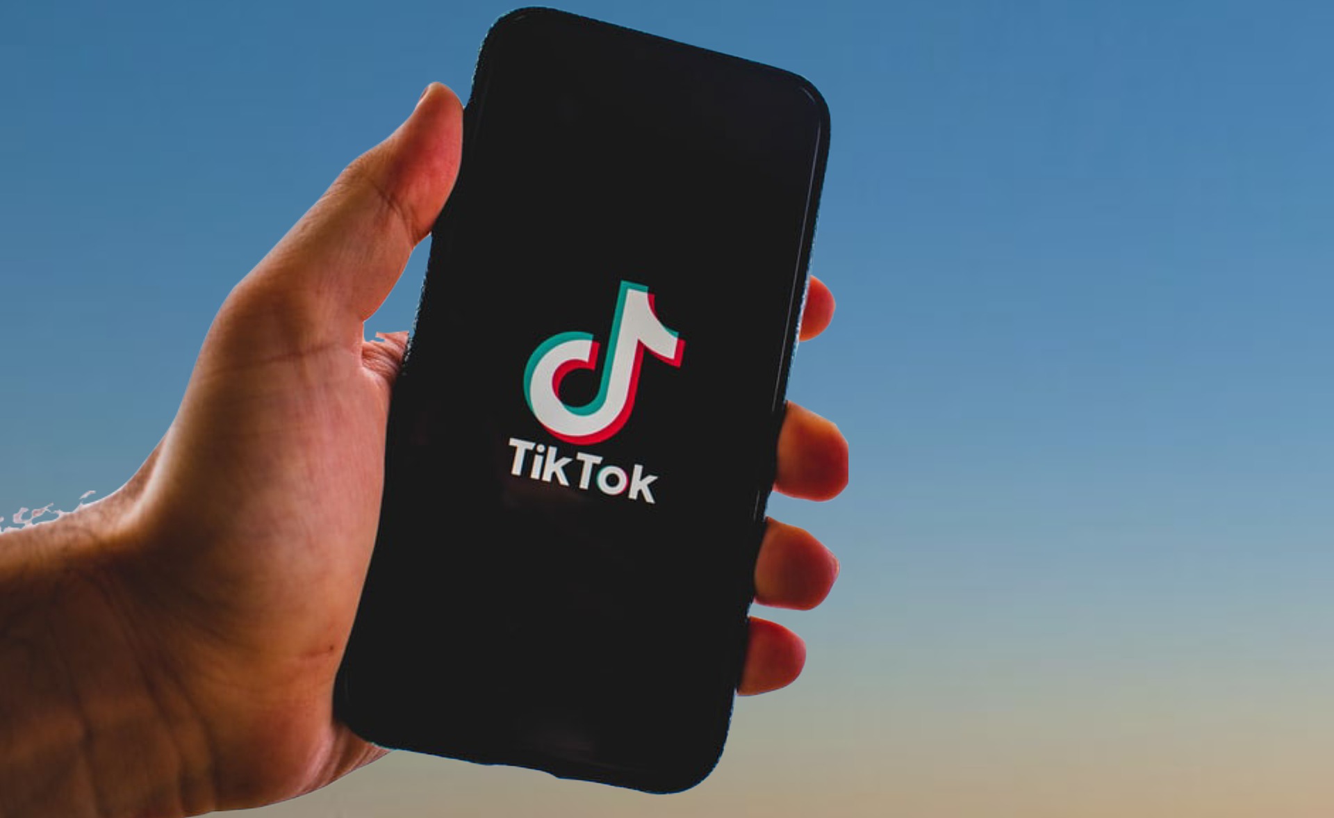 Tangan memegang ponsel dengan TikTok