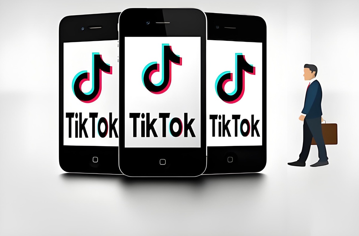 Deretan ponsel menampilkan konten TikTok yang siap dikirim