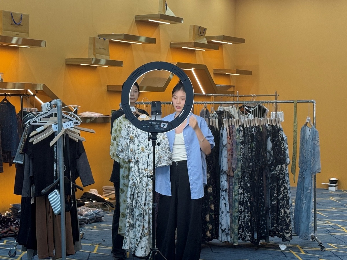Display toko pakaian dengan ring light siap untuk merekam