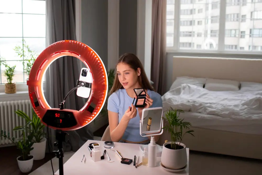 Kreator merekam produk rumah tangga di kamar dengan ring light