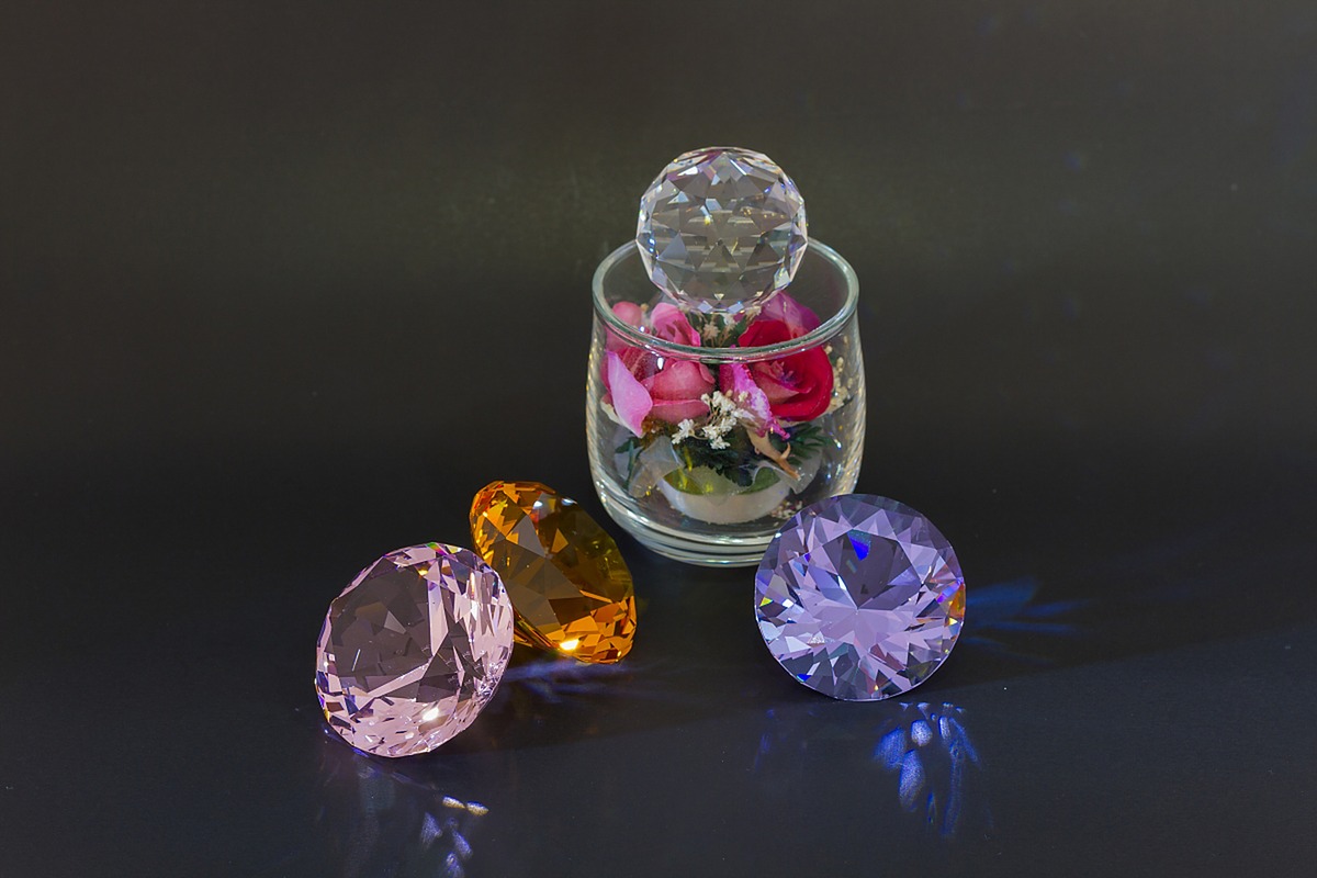 Produk parfum dan batu kristal ditata sebagai still life