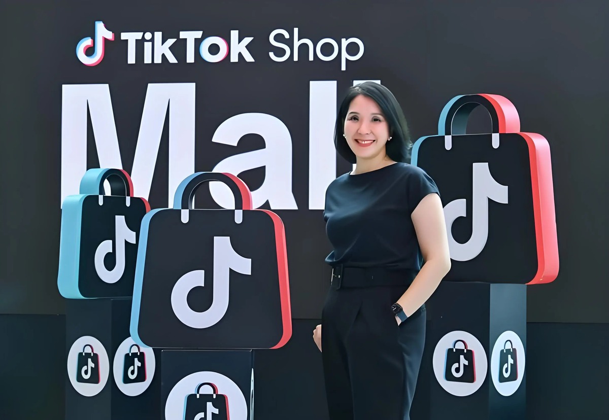 Visual kampanye TikTok Shop Mall dengan kantong belanja dan presenter