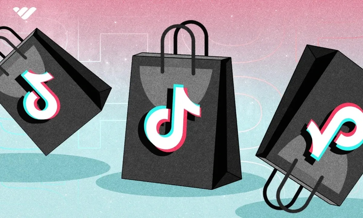 Kantong belanja hitam dengan logo TikTok merah muda di latar merah muda